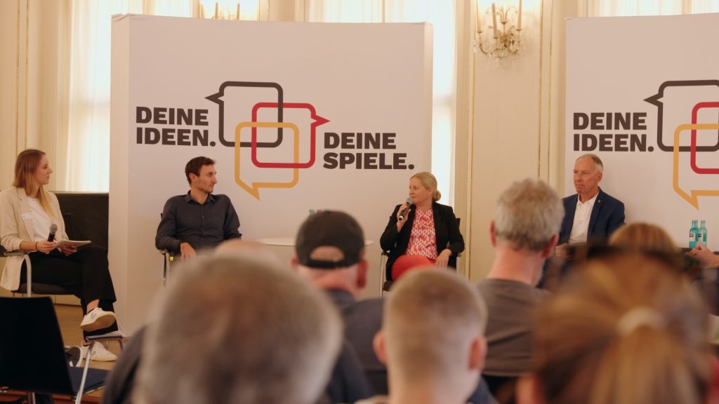 Martin Schulz, Kerstin Holze, and Jens Lehmann during the talk. © Moritz Quente 