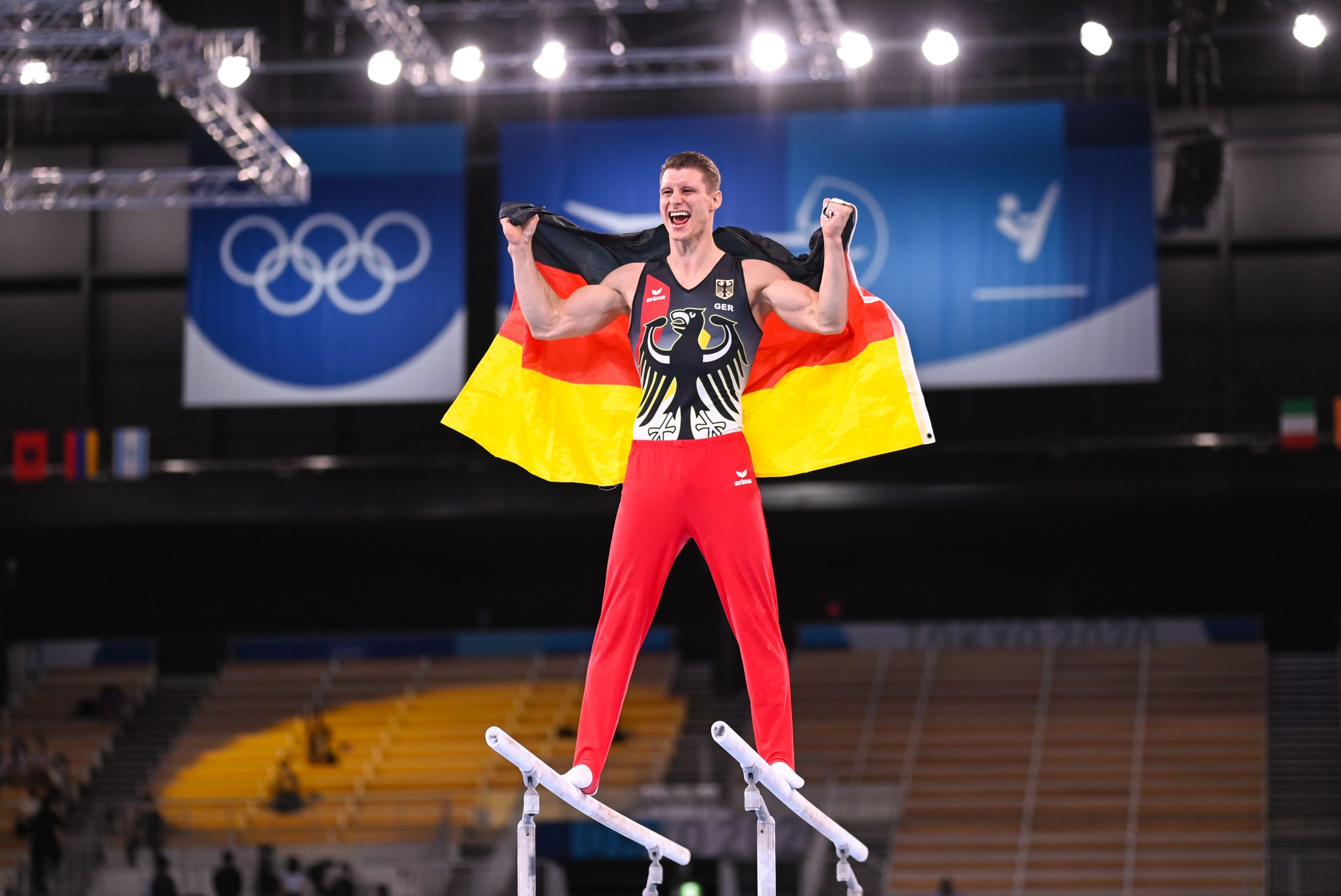 Lukas Dauser feiert seine Silbermedaille bei den Spielen in Tokio.